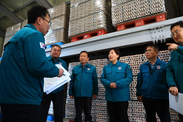 송미령 농식품부 장관이 지난 6일 경북 봉화에서 산란계 밀집단지 고병원성 조류인플루엔자 방역관리 상황을 점검하는 모습