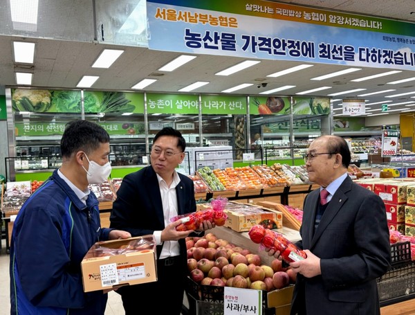 맹석인 농협서울본부장(가운데)은 2일 취임 첫 공식일정으로 서울서남부농협(조합장 박준식, 오른쪽) 농산물백화점을 방문했다.