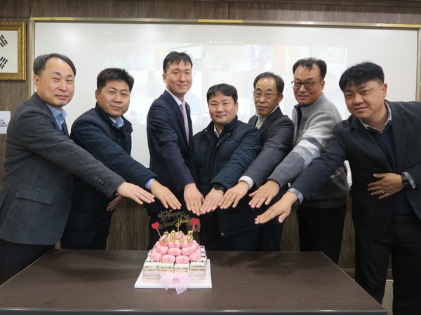 윤성규 대표(왼쪽에서 세 번째)를 중심으로 한 다비육종 시무식 모습. 