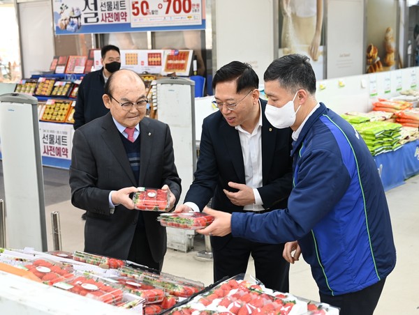 박준식 조합장(왼쪽)이 맹석인 농협서울본부장(가운데)과 농산물백화점에 진열된 농산물을 살펴보고 있다.