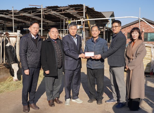 농협서울본부(본부장 맹석인, 왼쪽 1번째)는 3일 현장 속 취임식 일정으로 서울축협(조합장 진경만, 왼쪽 3번째) 폭설 피해 농가를 방문해 피해 상황을 점검하고 위로했다.