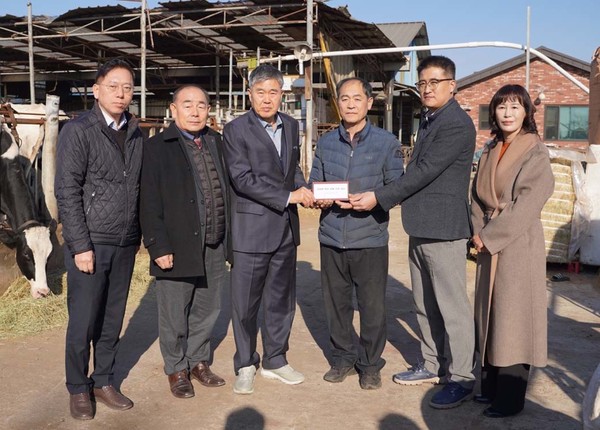 진경만 조합장(왼쪽에서 세번째)이 맹석인 농협서울본부장(왼쪽 첫번째), 조합 임직원과 함께 경기 화성지역을 찾아 폭설 피해 조합원에게 성금을 전달하고 있다.