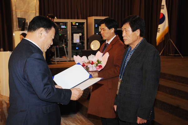 김용래 조합장(왼쪽 첫번째)이 우수 조합원에 대해 시상하고 있다.