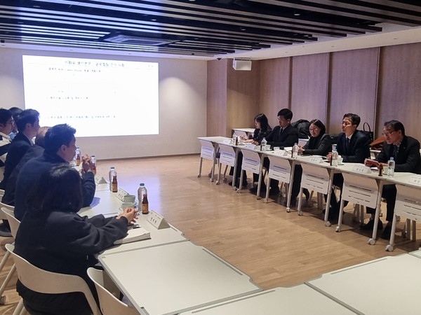 (주)화요 관계자들과의 간담회 모습.