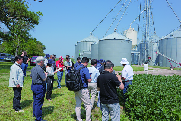 지난해 8월 사료업계 관계자들이 미국 오마하에 방문해 대두산업의 생산과 유통과정을 살펴보는 모습.