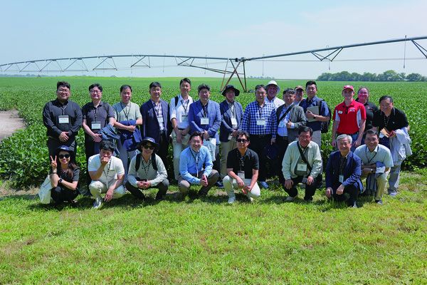 지난해 8월 미국 오마하에 방문한 사료업계 관계자들이 기념촬영을 하고 있다. 오마하는 네브래스카주 최대 도시로 미시시피강과 연결되는 미주리 강 서안에 위치, 중서부 지방의 농축산물 거래와 가공업이 발전한 곳이다. 