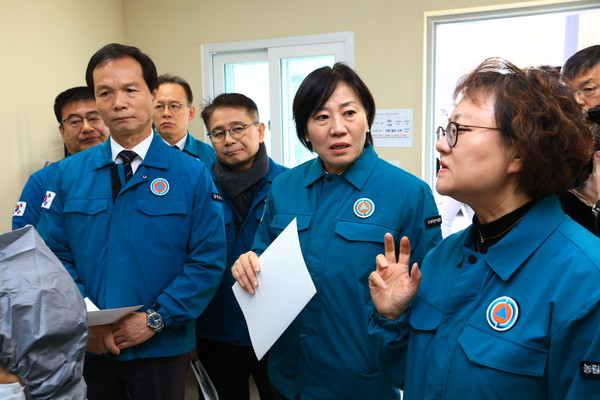 방역 현장을 둘러보고 있는 송 장관과 관계자들 모습.