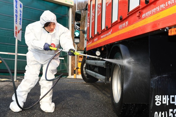 송 장관이 직접 차량의 바퀴를 소독하는 모습.