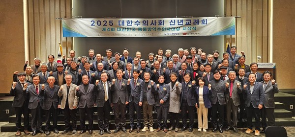 단체 기념 촬영 모습.