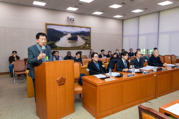 민경천 전국한우협회장이 14일 농해수위 전체회의실에서 열린 한우산업 지원 관련 법률안 공청회에서 한우법 제정의 당위성을 설명하고 있다.