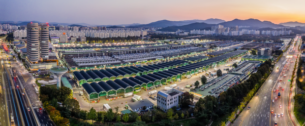 최근 발의된 농안법 개정안에 대해 목적의식에 대한 공감대는 형성되지만 도매법인의 위탁수수료 인하, 재지정 요건 강화 등 세부 내용에 대해서는 과도하다는 지적이 나온다. 특히 위탁수수료 인하 시 가락시장의 도매법인마저 적자로 전환될 것으로 예상된다.