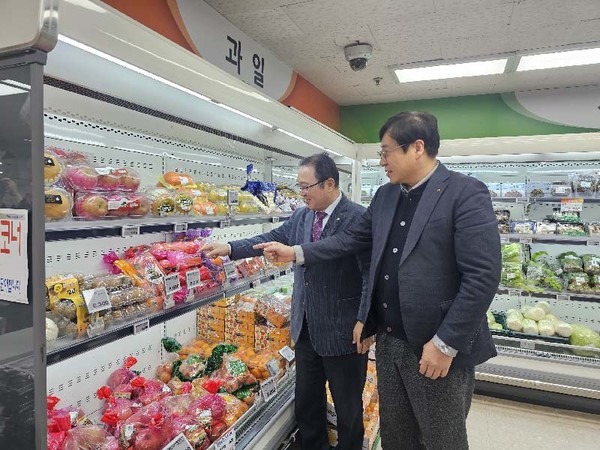 지난 14일 최준복 농협 서울검사국장(왼쪽 두 번째), 이철환 경서농협 조합장(왼쪽 첫 번째)이 경서농협 하나로마트에서 식품안전 현장점검을 실시하고 있다.