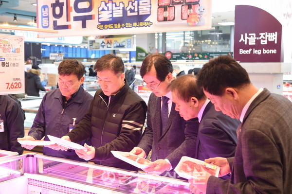 한우 소비 촉진 행사에 참석한 내빈들이 한우고기를 살펴보고 있다.