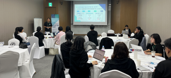 사진은 2024 액셀러레이터지원사업 참여사 워크숍 현장