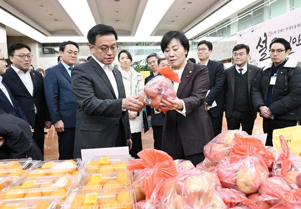 최상목 대통령 권한대행 부총리 겸 기획재정부 장관(왼쪽)이 지난 16일 서울 종로구 정부서울청사에 마련된 농수산물 설맞이 장터를 방문, 송미령 농식품부 장관으로부터 설 농산물 수급상황을 보고받고 있다.