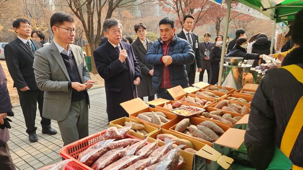 22일 서울농협은 서울고등법원과 함께 설 명절 직거래 큰장터를 개최해 다양한 우리 농축산물을 도시민에게 선보였다.(사진 왼쪽 최성운 농협서울본부 부본부장, 가운데 윤준 서울고등법원장).