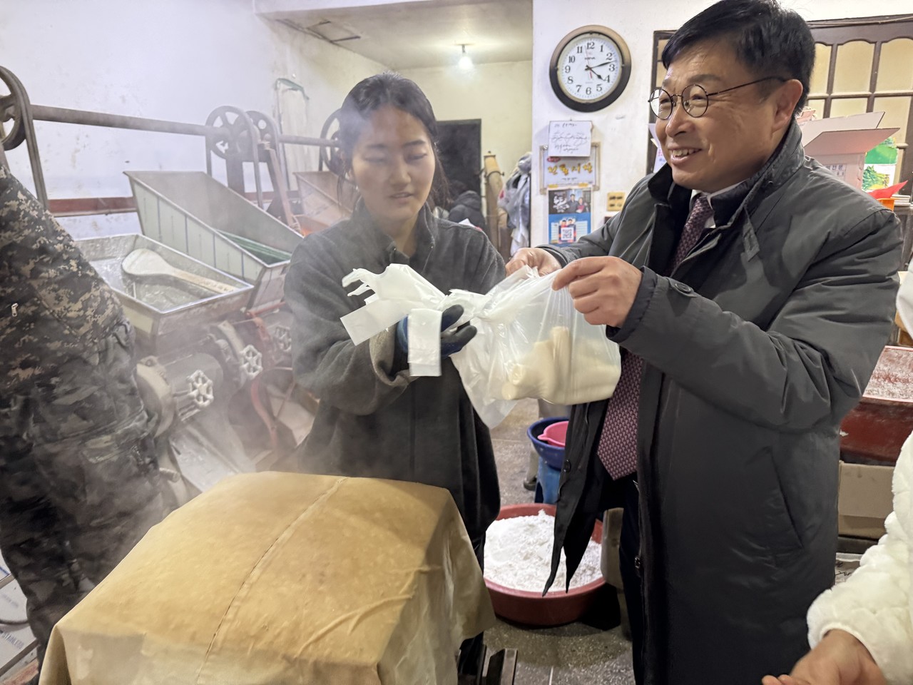 이승원 경제부시장이 세종대평시장을 방문해 명절 제수용품을 구매하고 있다.