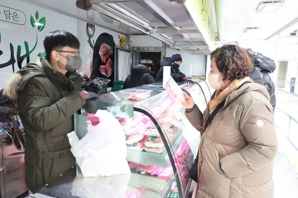 서울경기양돈농협은 지난 21일 서울 강남구청과 22일 서울고등법원에서 열린 설맞이 직거래장터에서 허브한돈을 20~30% 할인판매해 큰 호응을 얻었다.(사진은 고등법원 직거래장터)