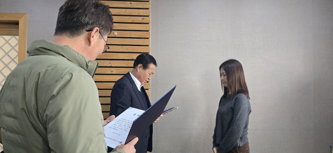 축산영농조합법인은 축산업 발전에 기여한 직원들에게 감사패를 전달했다.