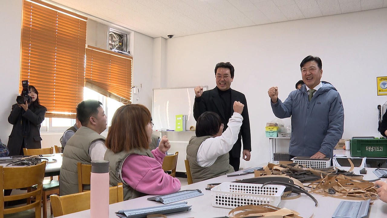최재구 군수 장애인보호작업장 방문 모습