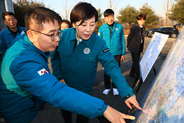 송미령 농림축산식품부 장관이 경기도 현장에서 설 명절 연휴 대비 가축 방역 태세를 점검하고 있다.