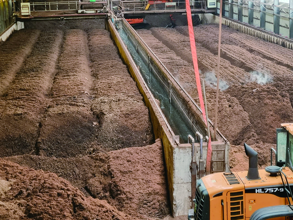 무지개농장은 자체 퇴비 제조시설을 운영하고 있다. 사진은 무지개농장의 자체 퇴비 시설.