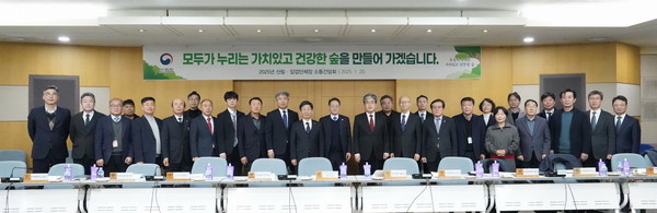 산림청은 올해 ‘모두가 누리는 가치있고 건강한 숲’을 목표로 정책을 추진한다. 사진은 지난 20일 열린 임상섭 산림청장과 전국 산림·임업단체장과의 간담회.