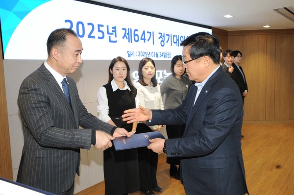 백호 조합장(오른쪽 첫번째)이 우수 직원에 대해 시상하고 있다.