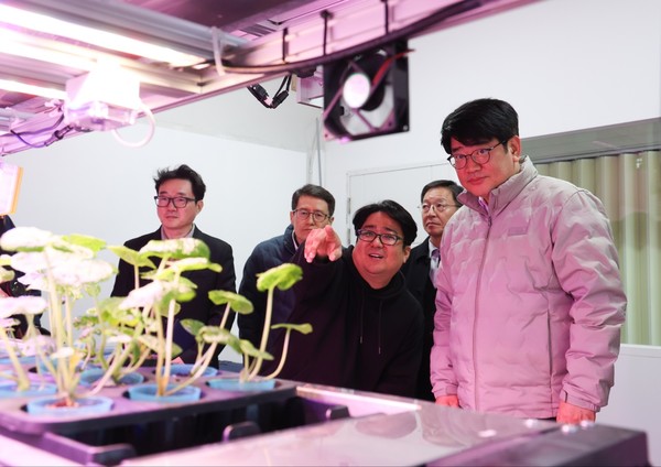 권재한 농촌진흥청장은 3일 강원도 춘천시 국내 모듈형 수직농장 개발 • 보급 업체를 방문해 시설을 살펴보고 식물공장의 발전 방향을 논의했다.