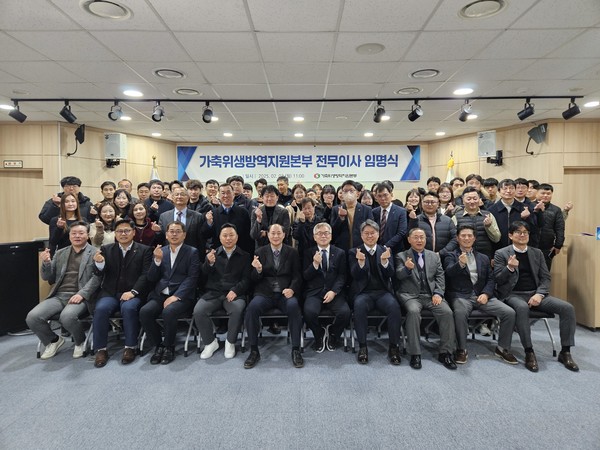  위성환 본부장(왼쪽에서 다섯 번째)과 김용상 전무(왼쪽에서 여섯 번째)가 본부 직원들과 함께 기념촬영을 하고 있다.