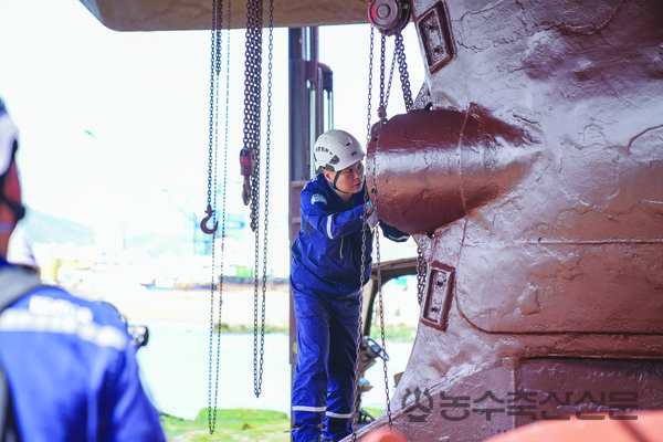 한국해양교통안전공단이 ‘2025 해양사고 예방 대책’을 마련해 추진한다. 사진은 공단 소속 검사원이 선박설비를 점검하고 있는 모습.