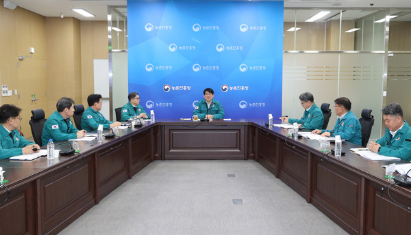 권재한 농촌진흥청장은 4일 전북 전주시 농촌진흥청 영농종합상황실에서 '재해대책 추진 상황점검 회의'를 주재하고 겨울철 농작물 피해 최소화를 위한 대응 및 계획을 점검했다