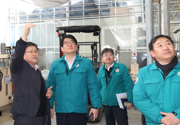 권재한 농촌진흥청장은 4일 전북 완주군에서 폭설로 시설물 피해를 입은 파프리카 농장을 찾아 조치 상황을 점검했다. 사진제공 