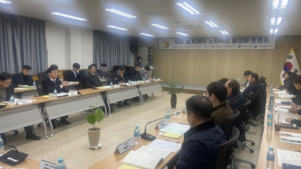 지난 5일 전남 무안 파속채소연구센터에서 열린 "양파 셀 트레이노지육묘 활성화 토론회" 에는 이승돈 국립농업과학원장과 양파 생산자 단체, 지자체 관계자들 참석 했다.