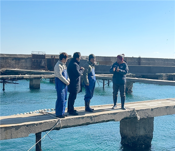 서해동 원장(오른쪽 두 번째)이 양식어업인의 의견을 청취하고 축제식 방어 양식장 시설을 둘러보고 있다. 