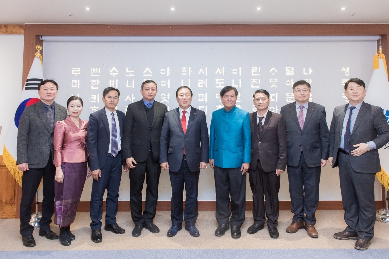  최민호 세종시장은 11일 라오스 대표단과 만나 창업 공적개발원조(ODA) 사업의 협력 방안을 논의하고, 양 지역 간 협력을 확대하기 위한 우호협력의향서(LOI) 체결에 합의했다.