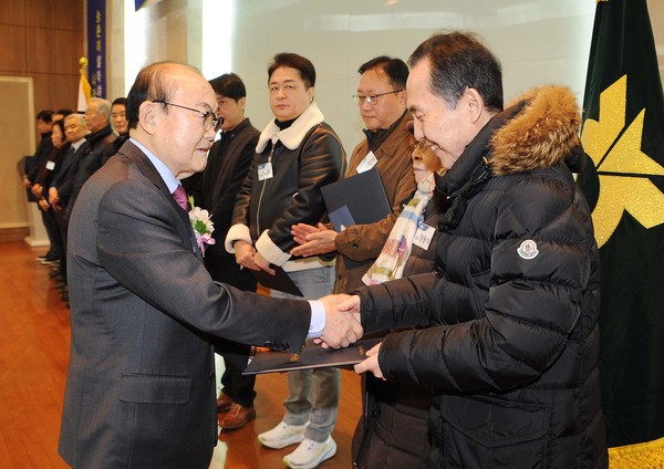 박준식 조합장이 우수 조합원에 대해 시상하고 있다.