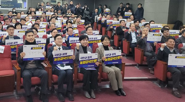 박찬대 원내대표, 전현희 최고위원, 어기구 농림축산식품해양수산위원회 위원장, 안호영 환경노동위원회 위원장, 서삼석·송옥주·주철현·윤준병·문금주·문대림·이병진·오세희·복기왕·전진숙·권향엽·김문수·이광희·박해철 등 민주당 지도부를 비롯한 다수의 국회의원과 전국농민회총연맹, 가톨릭농민회, 한국농촌지도자중앙연합회, 한국후계농업경영인중앙연합회, 한국쌀전업농중앙연합회, 한국친환경농업협회 등 많은 농업인단체장 등 참석자들은 농어민위원회 출범을 축하하며 농정개혁을 노력할 것을 다짐했다.