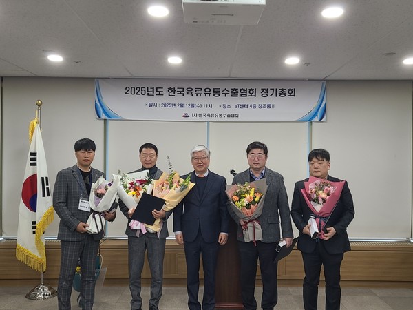 포상수여 대상자 단체 촬영 모습.