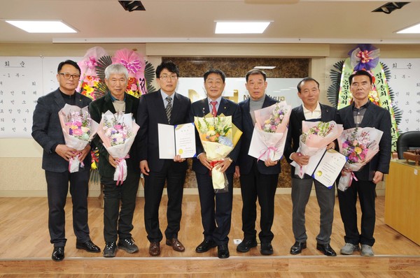 안현구 조합장(가운데)이 새로 선출된 비상임이사들과 기념촬영을 하고 있다.