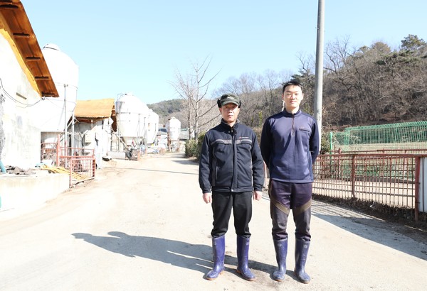 박병주 신일영농조합 부사장(왼쪽)과 이문호 이사(오른쪽)는 신일영농조합법인을 이끌어가는 주역들이다.