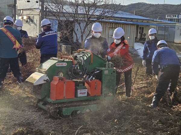 이미라 산림청 차장이 영농 부산물 파쇄 시범식에 참여하고 있다.