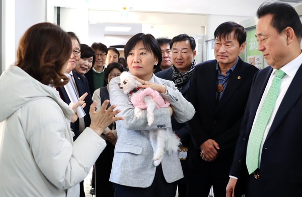 반려마루에서 현장간담회를 개최한 송미령 농림축산식품부 장관이 관계자로부터 설명을 듣고 있다.