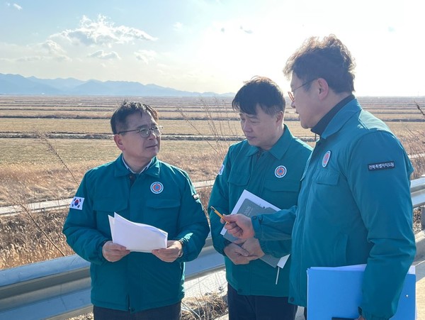 최정록 농림축산식품부 방역정책국장(왼쪽 첫 번째)이 현장을 찾아 방역 관리 상황을 점검하고 있다.