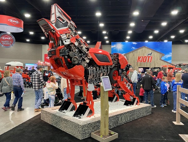 대동이 지난 12일부터 15일까지 북미에서 열린 루이빌 농기계 전시회에 참가해 신형 트랙터 및 소형건설장비 등 다양한 라인업을 선보였다. 부스 입구에는 대동 북미 브랜드인 카이오티를 형상화한 조형물을 배치해 관람객들의 눈길을 끌었다.