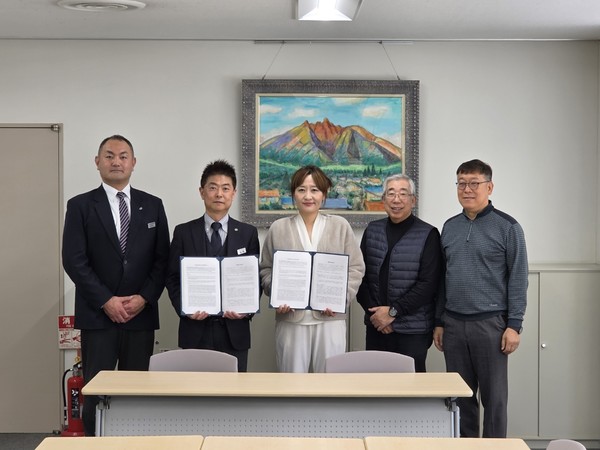 일본에서 NDA(비밀유지서약) 체결 후 기념 촬영을 하는 모습. 시오자와 요시카즈 모리쿠보약품 사장(왼쪽에서 두 번째)과 박선경 리본에이전시 대표(가운데).