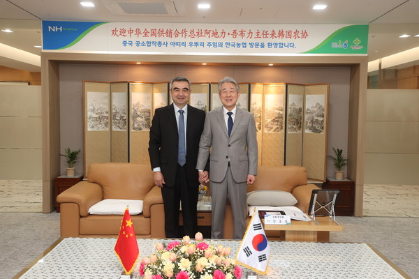 강호동 농협중앙회장(오른쪽)과 아띠리 우뿌리 중국 공소합작총사 부주임