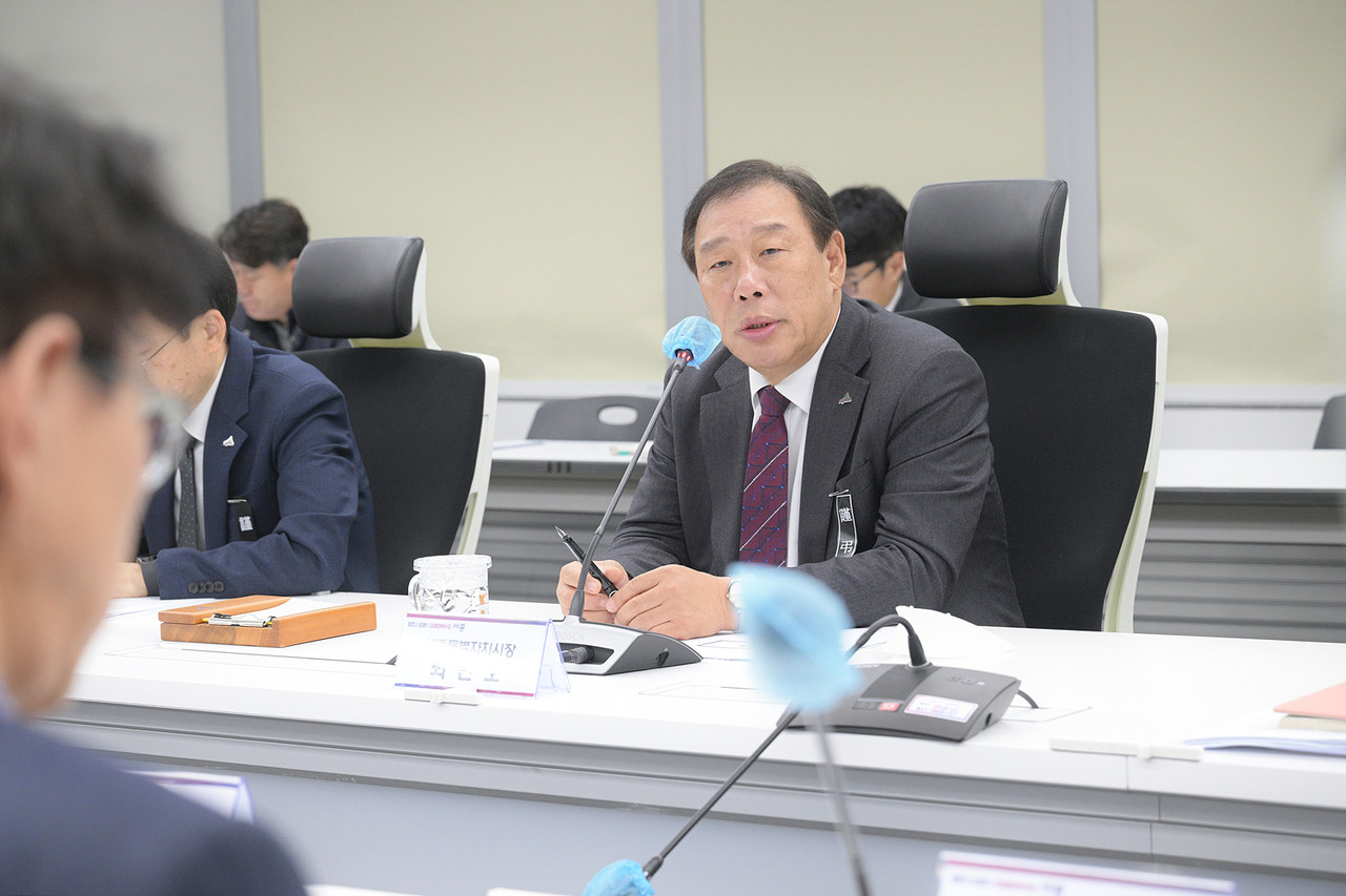 26일 간부회의를 주재하고 있는 최민호 세종시장