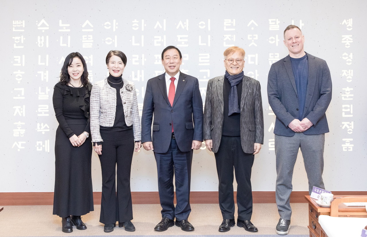 (왼쪽부터)김소영 전 소피아대 한국학과 교수(불가리아), 박은하 전 주영국 대사(영국), 최민호 세종시장, 조대식 전 주캐나다 대사(공공외교), 콘래드 브루베이커(Conrad Brubacher) 고려대 세종캠퍼스 글로벌학부 교수(문화)