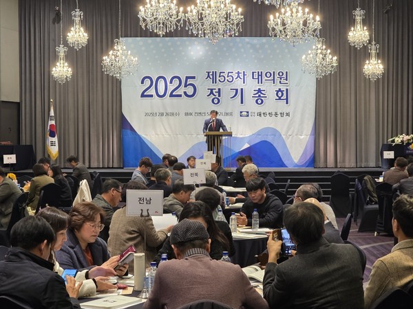 손세희 대한한돈협회장이 대의원 정기총회에서 인사말을 하고 있다.